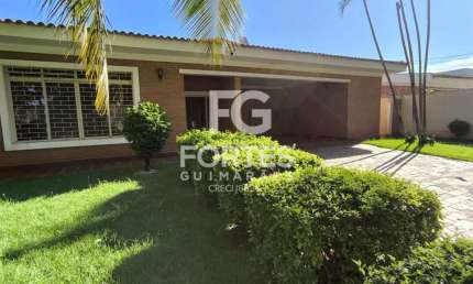 Casa Térrea 367m² com 4 quartos sendo 2 suítes, armários sendo 1 closet, 3 banheiros sendo 2 suítes e 1 social com gabinetes, espelhos e box em vidro, na Ribeirânia, avenida Costabile Romano, ao lado 