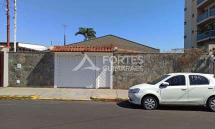 Casa Térrea na avenida Santa Luzia com 177m², 3 quartos sendo 1 suíte e com armários, 2 banheiros sendo 1 suíte e 1 social e 1 com banheira de hidromassagem