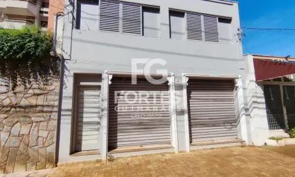 Salão Comercial Loja térreo 55m² AC sendo salão com 02 portas de aço modelo comercial, vitrine com portas de correr