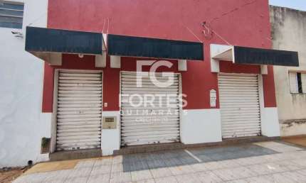 Salão Comercial com 116m² de área construída em um terreno de 137m², sendo salão, fachada com portas de vidro, portas de enrolar modelo comercial