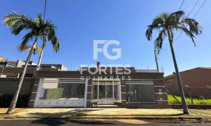 Casa Térrea com 250m² em um terreno de 360m², próximo da faculdade campus da USP, com 3 quartos sendo 1 suíte, armários e ares condicionados, 2 banheiros sendo 1 suíte e 1 social com gabinetes, espelh