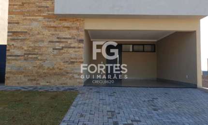 Casa Térrea em Condomínio Fechado com 156m², sendo 3 quartos suítes com armários sendo 1 closet e ares condicionados