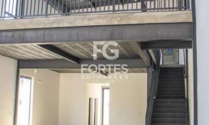 Salão com pé direito duplo 295,5 m² AC sendo 184m² pavimento térreo (salão) + 111,5m² pavimento superior (mezanino), ao lado da avenida Cel Fernando Ferreira Leite