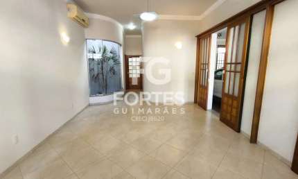 Casa Térrea Residencial/ Comercial 183m² com 4 quartos sendo 3 suítes, 3 com armários, ventiladores de teto e 3 com ares condicionados, no Centro e próximo do Shopping Santa Úrsula;
