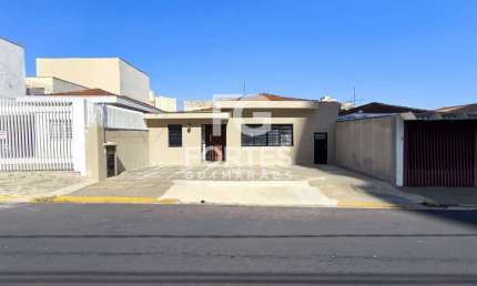 Casa Comercial Térrea 173m² com 3 quartos sendo 1 suíte e com armários, na Rua Camilo De Mattos;
