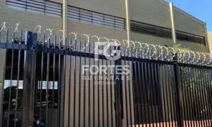 Salão/ Galpão com 842 m² em vão livre e com docas, pé direito alto + mezanino 120m² com sala para escritório, no Parque Industrial Lagoinha;