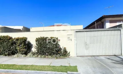 Casa Térrea Residencial/ Comercial 235m² com 3 quartos sendo 2 suítes, armários e ares condicionados, no Alto Da Boa Vista entre as avenidas Independência, João Fiusa e Presidente Vargas;