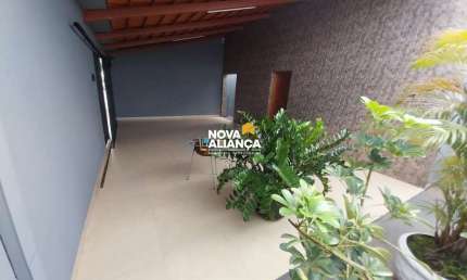 Casa muito bem conservada, com 3 quartos, sendo 1 suíte