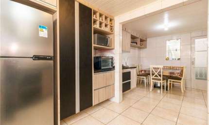Casa com 3 quartos, 2 banheiros, churrasqueira, vaga para 8 carros e com terreno para  construir valor R$376.000,00  Guarani, Colombo
