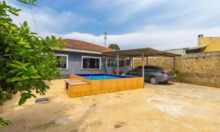 Casa a venda 3 quartos, área gourmet com churrasqueira, com piscina, em São Dimas, Colombo - PR.