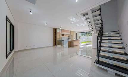Casa alto padrão com quintal no Pinheirinho com 4 quartos e 200m2 por R$1.290.000,00