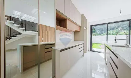Casa alto padrão com quintal no Pinheirinho com 4 quartos e 200m2 por R$1.299.000,00