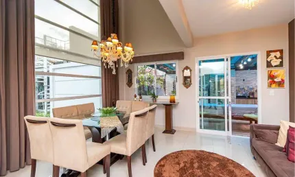 Casa luxuosa em condomínio 252m² com quintal, 1 suíte master, 1 demi-suíte, 1 quarto - 2 vagas e área gourmet - bairro jd. social - curitiba
