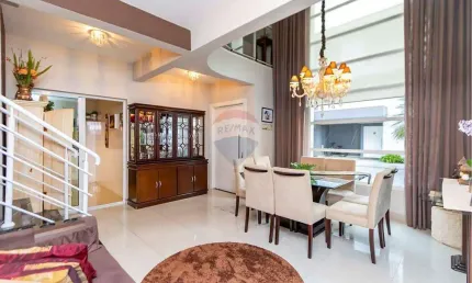 Casa luxuosa em condomínio 252m² com quintal, 1 suíte master, 1 demi-suíte, 1 quarto - 2 vagas e área gourmet - Bairro Jd. Social - Curitiba
