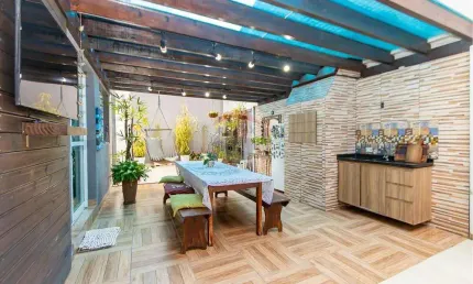 Casa luxuosa em condomínio 252m² com quintal, 1 suíte master, 1 demi-suíte, 1 quarto - 2 vagas e área gourmet - Bairro Jd. Social - Curitiba