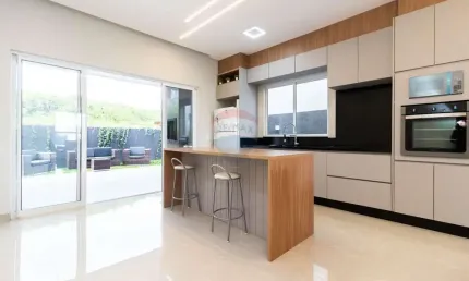 'Casa Alto Padrão de 272m2 em Condomínio em Santa Felicidade'