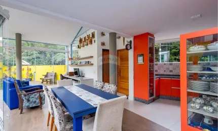 Casa Averbada em Condomínio – 3 quartos – 4 vagas – quintal – Final da Fernando de Noronha