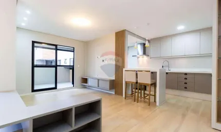 Apartamento agua verde, 3 quartos, 1 suíte e sacada com churrasqueira.