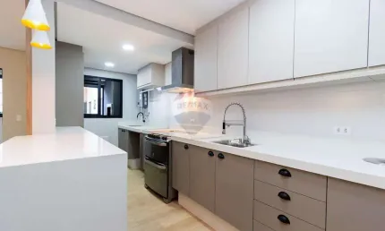 Apartamento Agua Verde, 3 quartos, 1 suíte e sacada com churrasqueira.