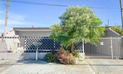 Casa 4 Quartos vaga para 3 carros - Bairro Maracanã - Colombo