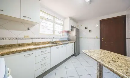 Sobrado com 3 quartos, 3 vagas no Água Verde - Curitiba