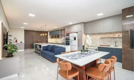 Casa alto padrão com 289,87m², 4 quartos sendo 2 suítes, 4 vagas, piscina e quintal - bairro alto