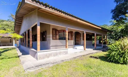 Chácara produtiva à venda no bairro Alto, com área de 205.000m², banhada pelo Rio do Nunes em Antonina.