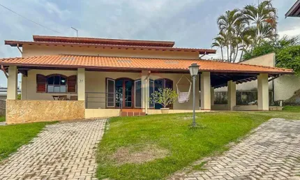 Casa com área funcional térrea e 3 suítes para locação - condomínio vista alegre - vinhedo - sp