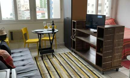 Ampla Kitnet Decorada e Mobiliada 40m² Aparecida Santos-SP