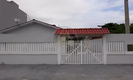 Casa Ampla e Aconchegante a 400 Metros do Mar - Pronta Para Ser Seu Novo Lar!