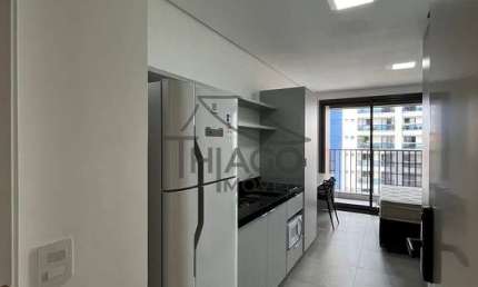 Studio novo com sacada e mobiliado de 25m² para locação, localizado no coração do bairro Anália Fra