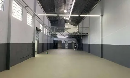 Salão comercial localizado em Itaquera, imóvel de 650m², com pé direto duplo para entrada de caminh