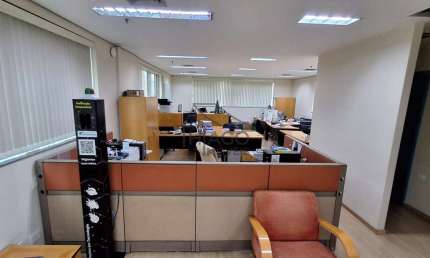 Conjunto comercial à venda  com ótimo vão livre, lugar para copa, e sala de reunião em ótima locali