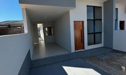 Linda casa com 3 quartos, sendo 1 suíte, com pé direito alto que dá mais charme e amplitude aos ambientes.