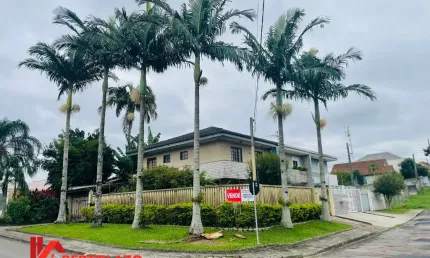 Sobrado de Esquina no Bairro Xaxim - Ótima Localização!