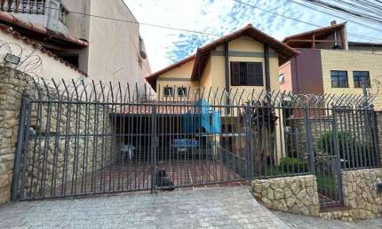 Casa com 4 quartos à venda, 211 m² por R$ 990.000 - São Mateus - Juiz de Fora/MG