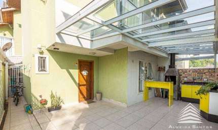 Sobrado a venda no Novo Mundo, 3 dormitórios, 1 vaga de garagem, face norte, aceita permuta, ótima localização