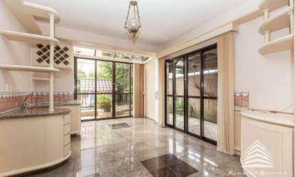 Casa em condomínio no Seminário com 5 quartos, suíte master com hidromassagem, espaço gourmet, lareira, cozinha integrada e fácil acesso ao comércio l
