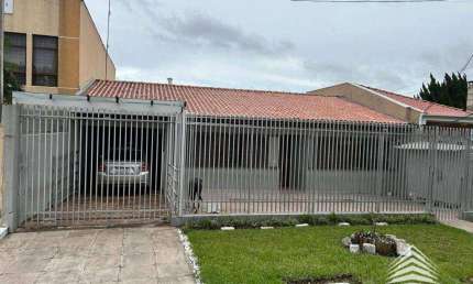 Casa com 03 dormitórios, 01 suíte, 03 vagas de garagem no portão com 233,12 m² útil.