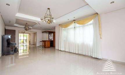 Casa em condomínio no Bigorrilho 5 quartos, suíte master com hidromassagem, espaço gourmet, lareira, cozinha integrada e fácil acesso ao comércio.