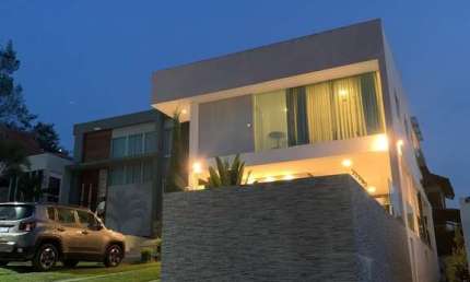 Casa de luxo à venda em Gravatá – Condomínio fechado | 5 suítes | Área Gourmet c