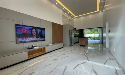 Linda casa com três dotmitórios sendo 1 suite, sala e cozinha em conceito aberto, área de serviço coberta,  amplo quintal e 2 vagas.