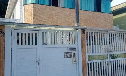 Casa sobreposta baixa de 03 dormitórios a venda em Santos na Vila Belmiro.
