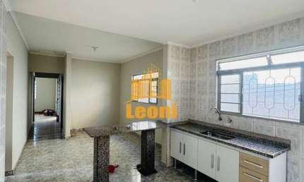 Casa 3 quartos com sala de jantar/cozinha além de um grande terreno