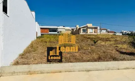 Terreno com belas construções em volta no monte verde