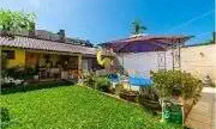 Casa com 5 quartos, 3 suítes e 360m² com piscina no portal do guarujá.