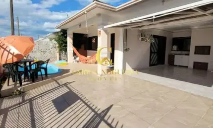 Casa em atlântida sul com piscina e 2 quadras da beira mar.
