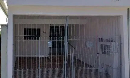 Casa  térrea 02 Dormitório 02 Vaga Área útil: 130,00 Região: Zona Leste