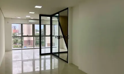 INBOX IMOBILIÁRIA Vende sala comercial, 48 m² privativos, 1 vaga, pronta para uso, no Trend Nova Carlos Gomes, Petrópolis, Porto Alegre - RS.