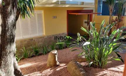 INBOX VENDE CASA com 4 dormitórios, semibomiliada, 3 vagas, 253 m² privativos, próximo ao Barra Shopping, bairro Cristal, Porto Alegre - RS.